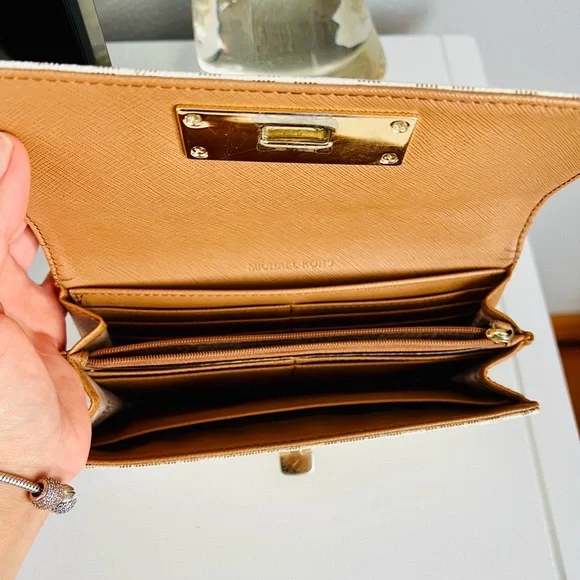 Michael Kors Callie Carryall monogrammed coated canvas handbag in vanilla Wallet - Picture 4 of 6